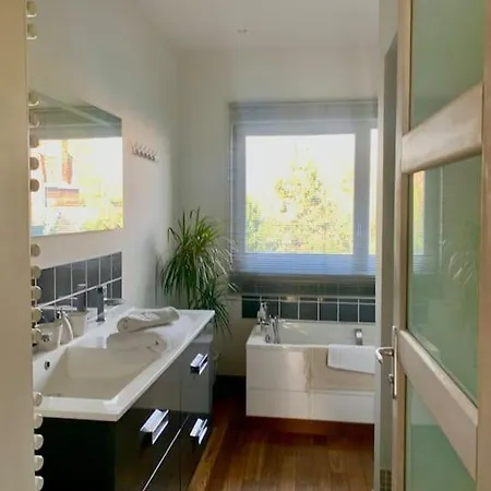 Vila Maison Entiere Proche Tram 170 M2 Jardin Parking